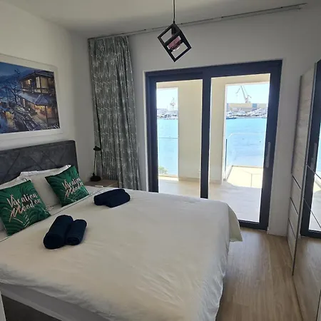 Royal Dutch 10 * Trogir