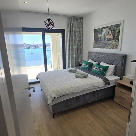 Royal Dutch 10 * Trogir